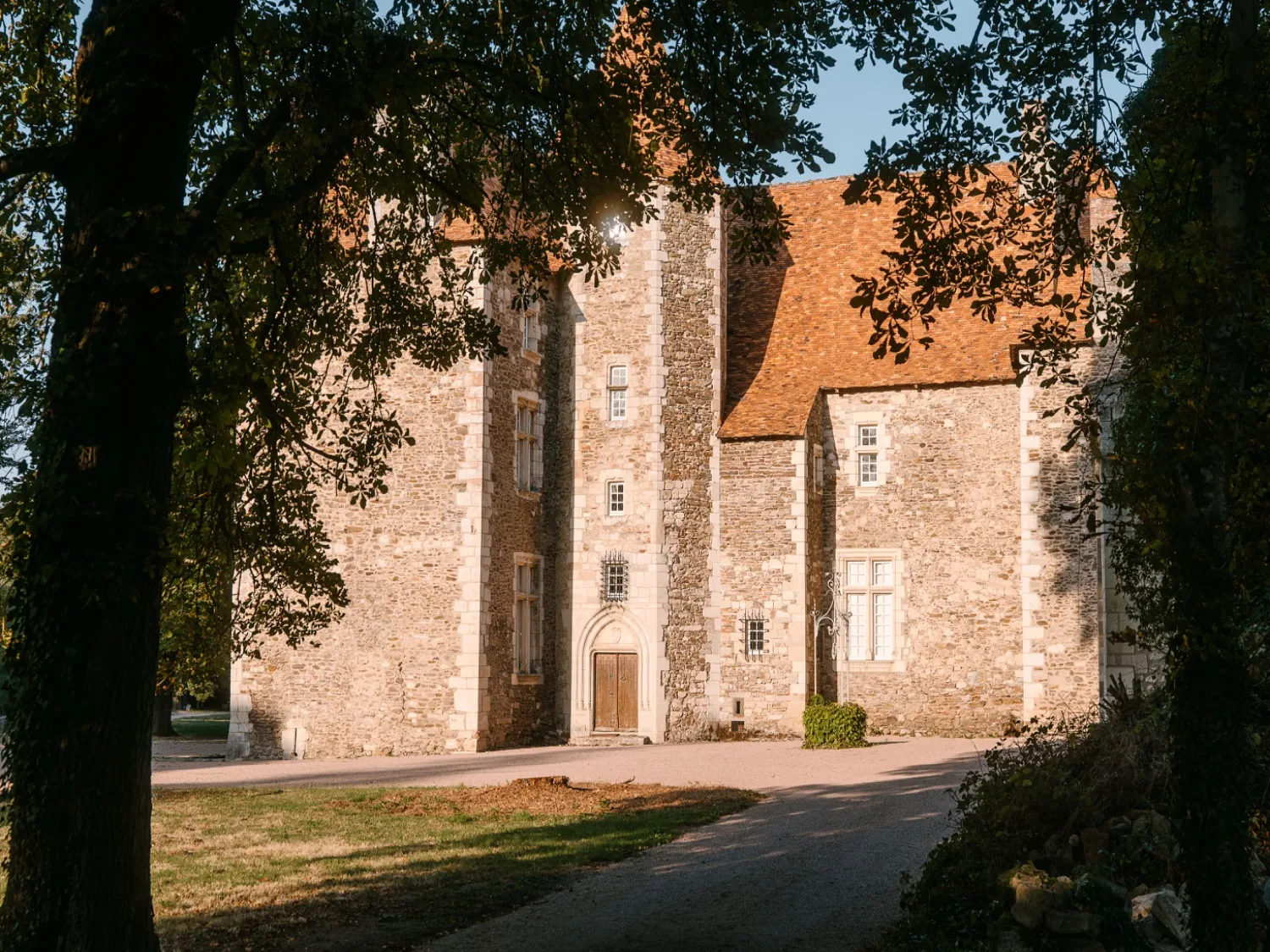 La façade et la porte d'entrée du château au soleil du matin