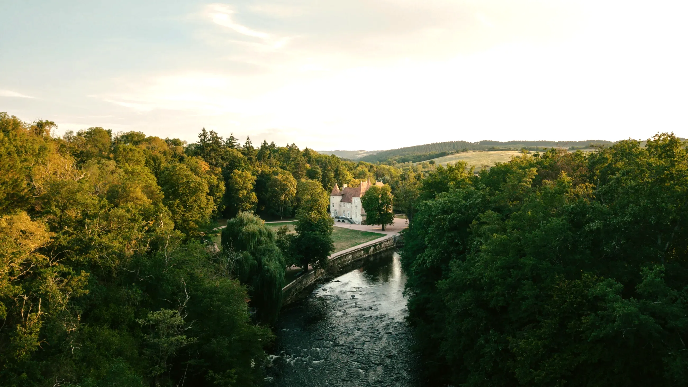 Le château de Saint-Quintin-sur-Sioule vu depuis la vallée