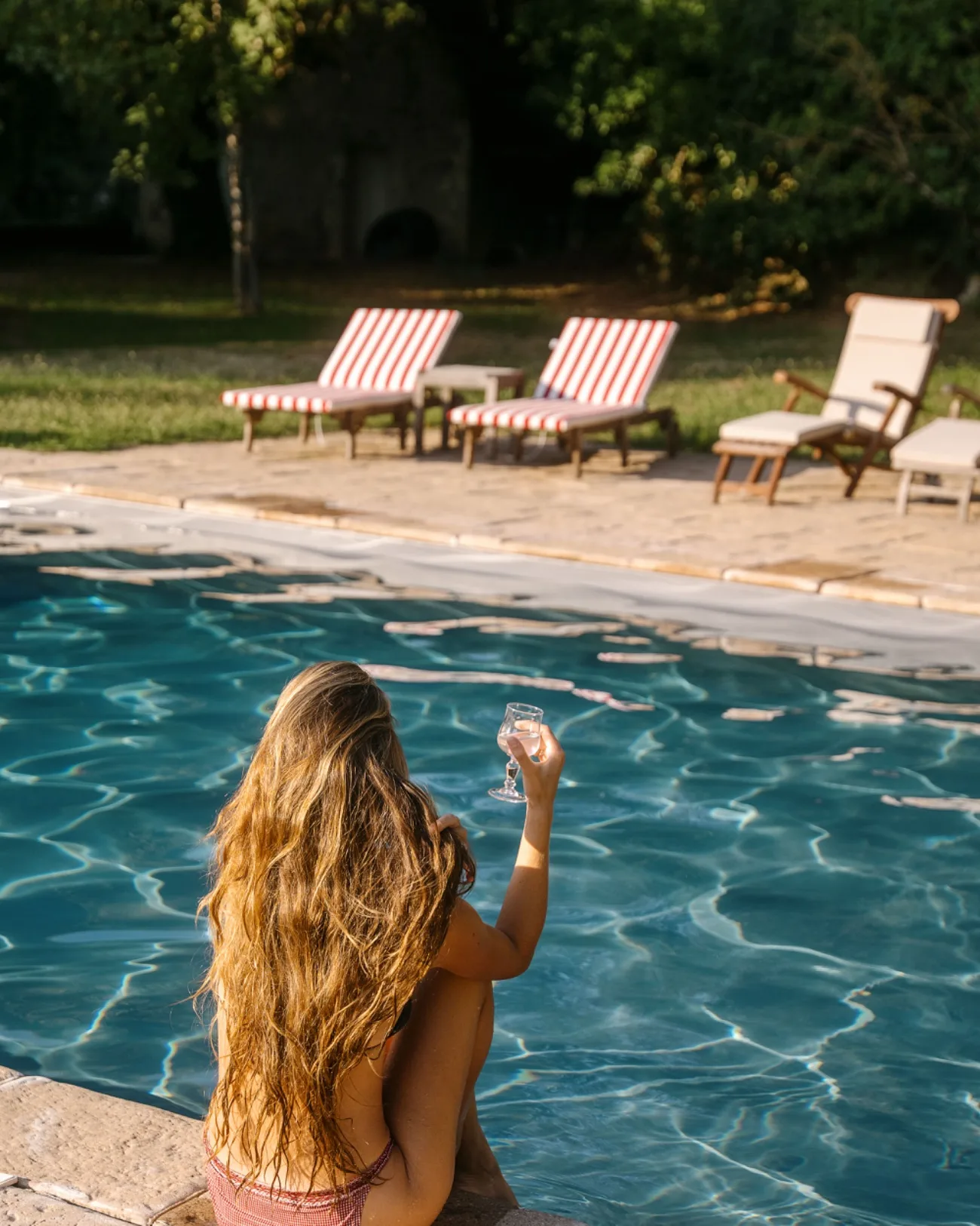 Un verre au bord de la piscine du château en fin de journée