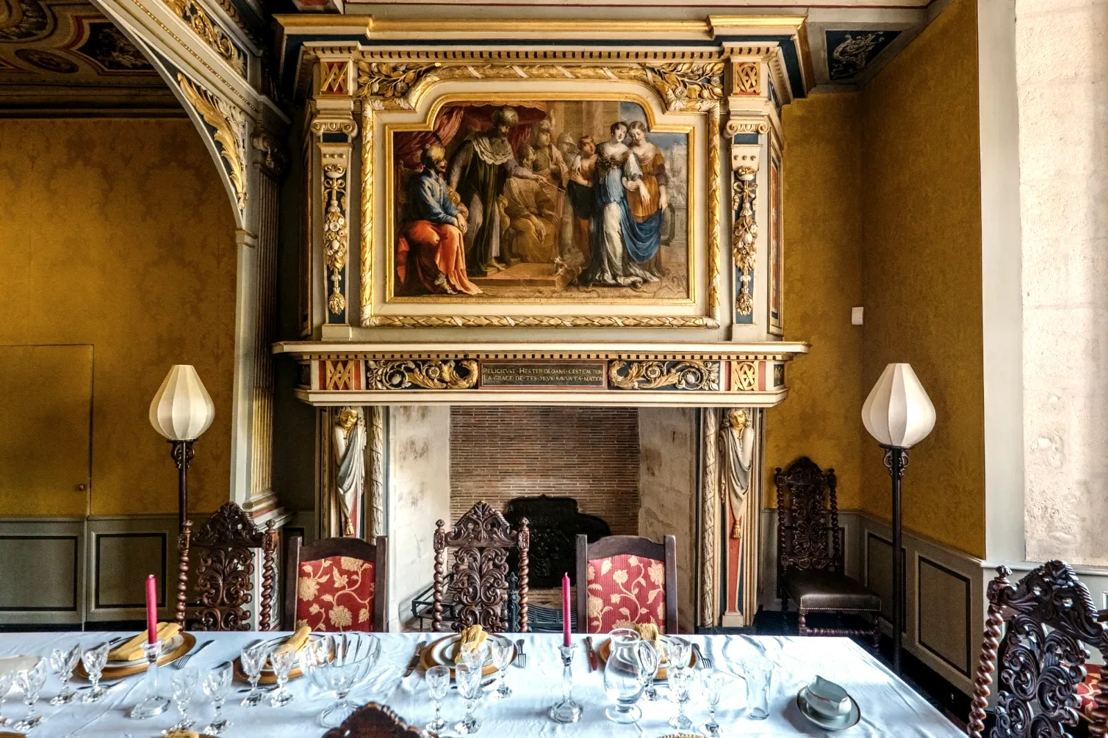 La salle à manger, cheminée peinte et table dressée