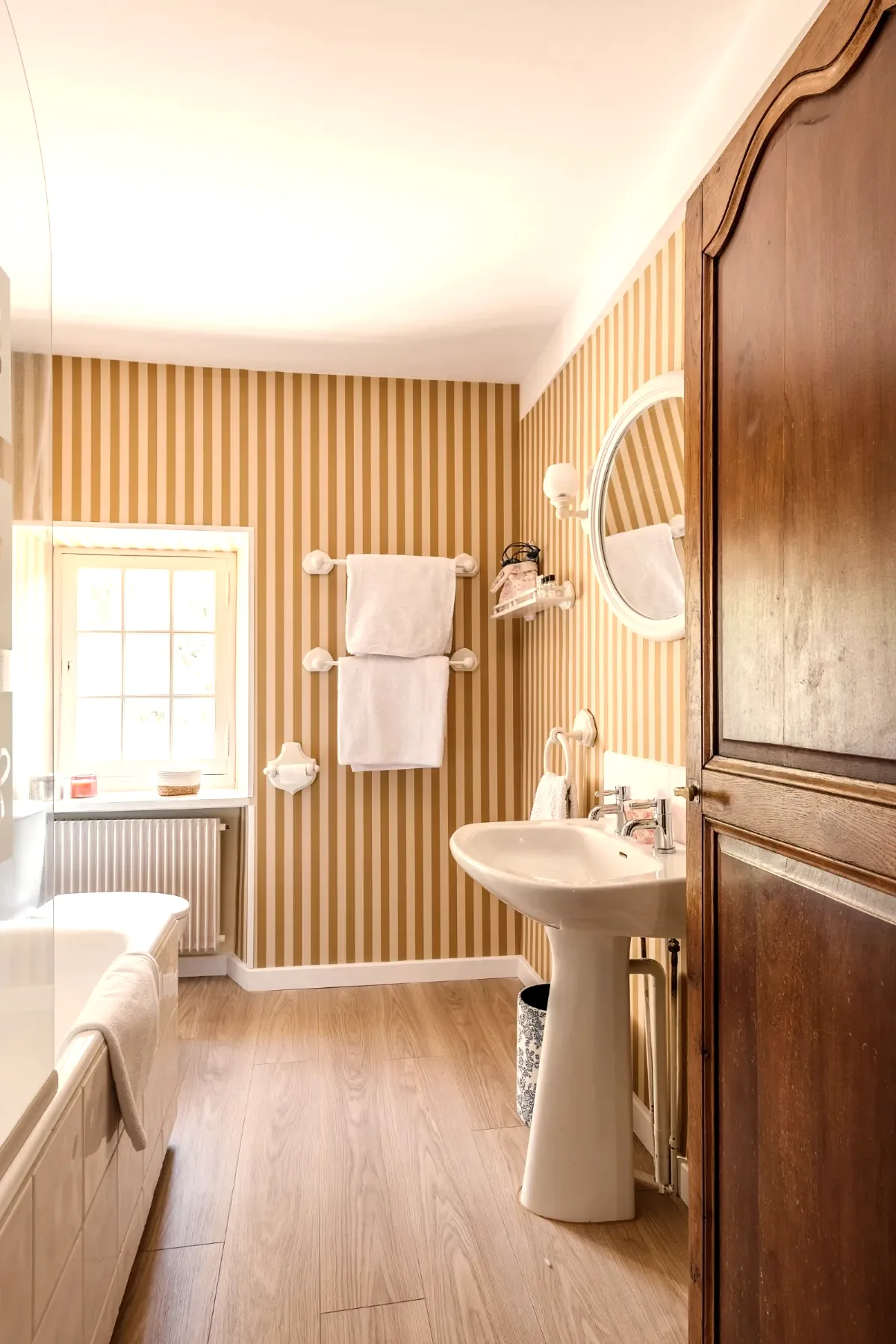Salle de bain du château, papier peint à rayures dorées