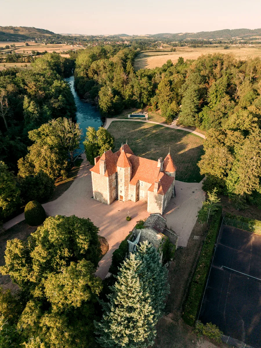 Les mariés dans le parc du château