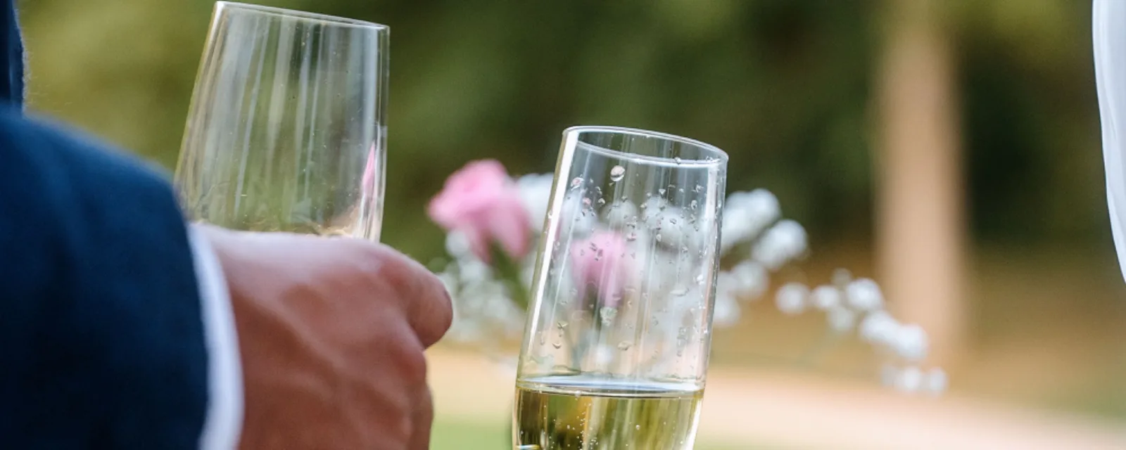 Deux coupes de champagne au moment du toast